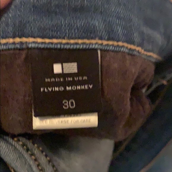 Light washes hole at knee jeans - Picture 3 of 3